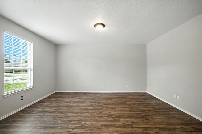 Foto del edificio - 4314 Roaring Timber Dr