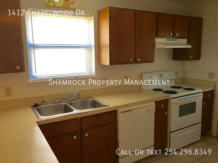 Building Photo - Midway ISD duplex off Chapel Road!