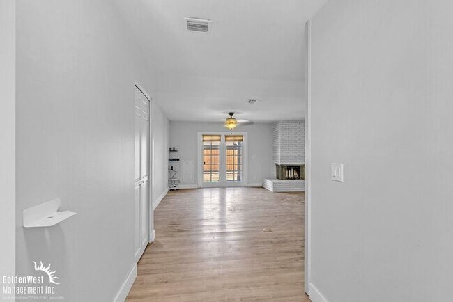 Building Photo - Modern 3Bdm 2Ba Meets Classic Charm with Pool