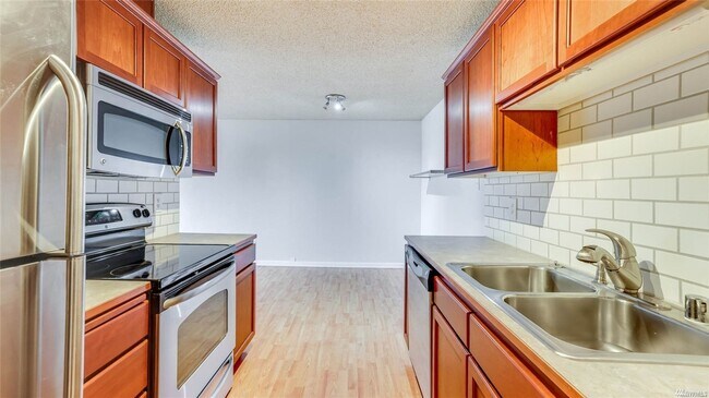 Foto del edificio - Light filled top floor condo.