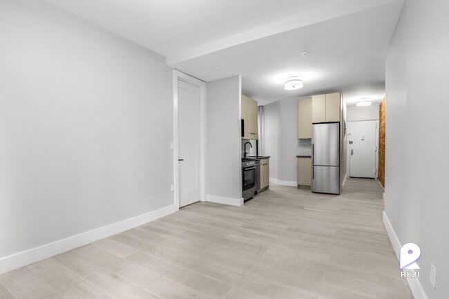 Building Photo - 305 E 75th St