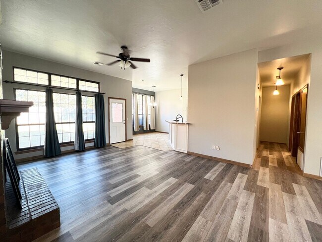 Building Photo - ?Edmond Home with Fireplace ?