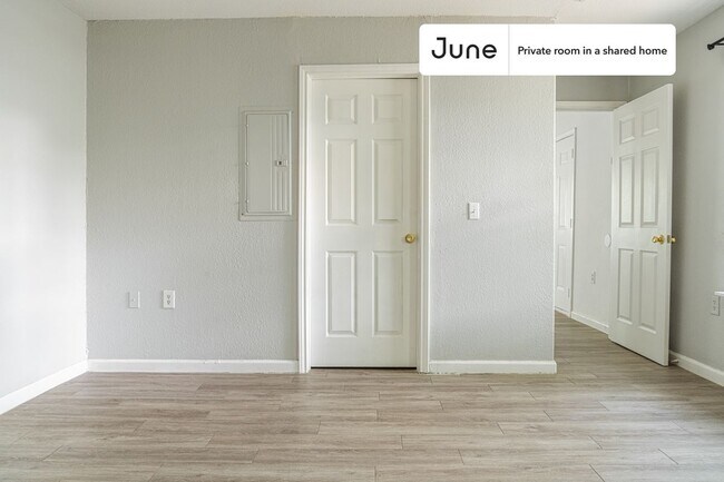 Foto del edificio - Private bedroom in 3 bed/2 bath Home