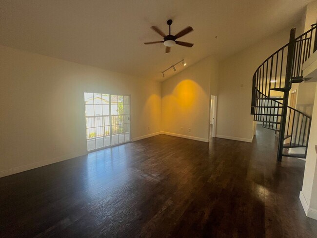Foto del edificio - Spacious 2 Bed, 2 Bath + Loft in Prime Lak...