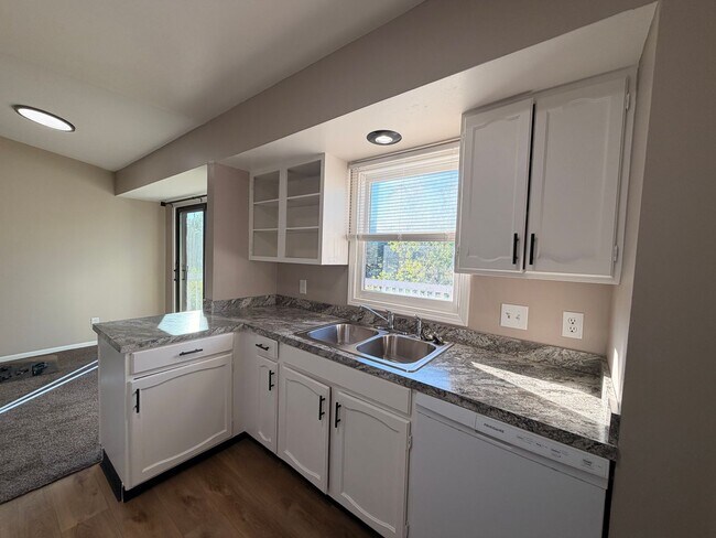Foto del edificio - Rockford Schools! 4 Bedroom Duplex