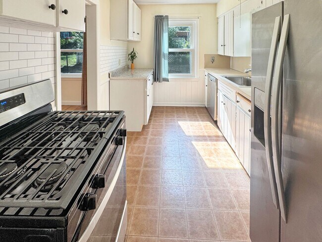 Foto del edificio - Lovely 3 bedroom 1.5 bathroom Cape Code st...