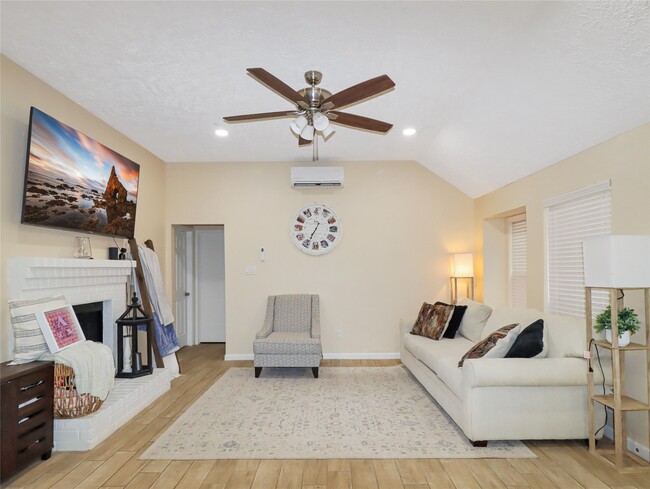 Foto del edificio - 5622 Lycomb Dr