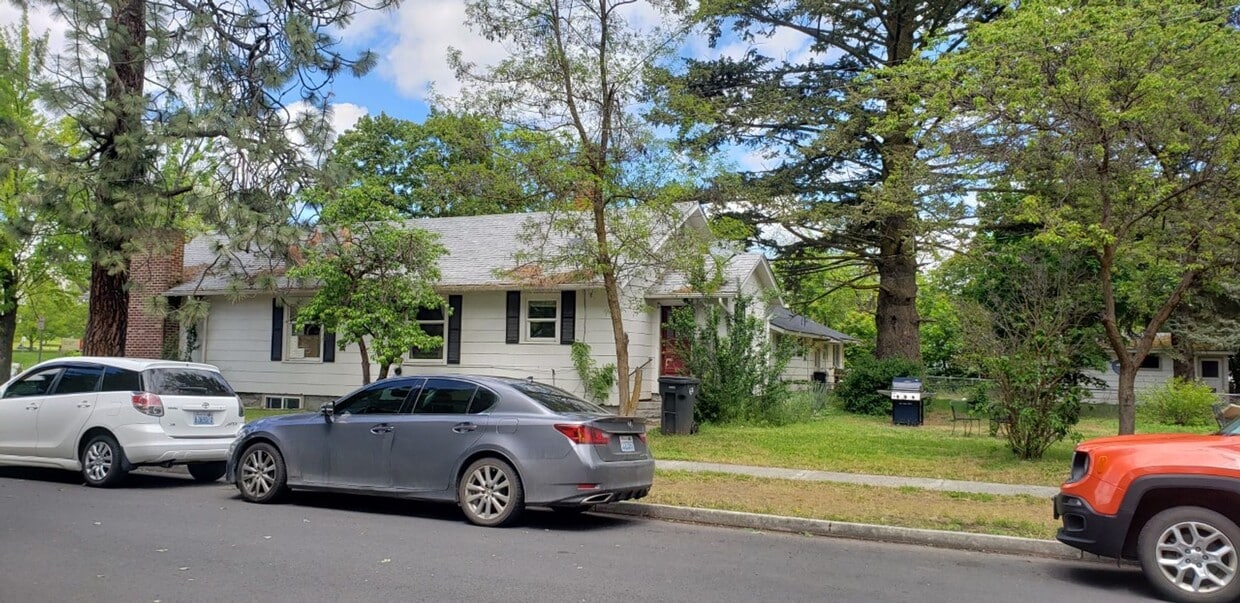 Foto del edificio - Cheney Spacious 5-Bedroom Home Near Campus – Available July 10th