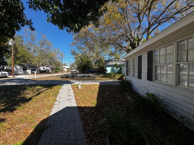 Foto del edificio - Annual-Unfurnished 3-bedroom, 2/1-bathroom, single-family home