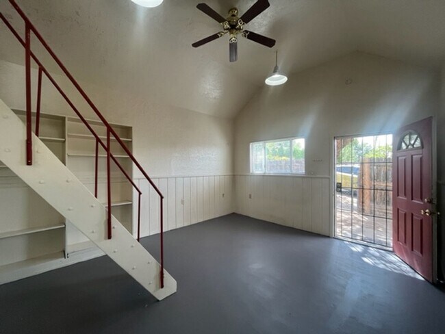 Building Photo - Unique Loft Style 1 Bedroom In the SE!