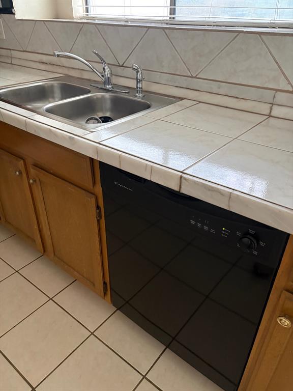 Foto del edificio - 2211 Rick Whinery Dr