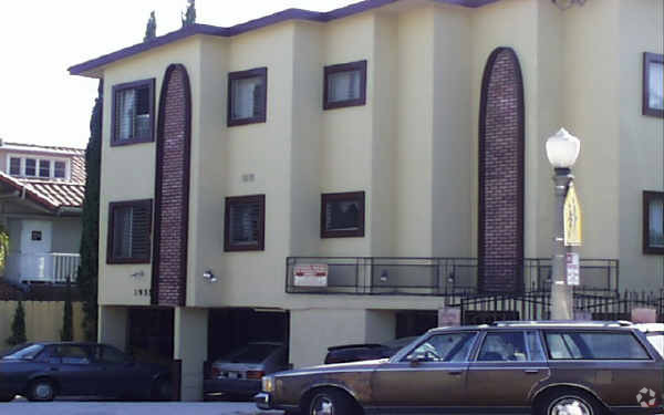 Building Photo - 1933 N Beachwood Dr