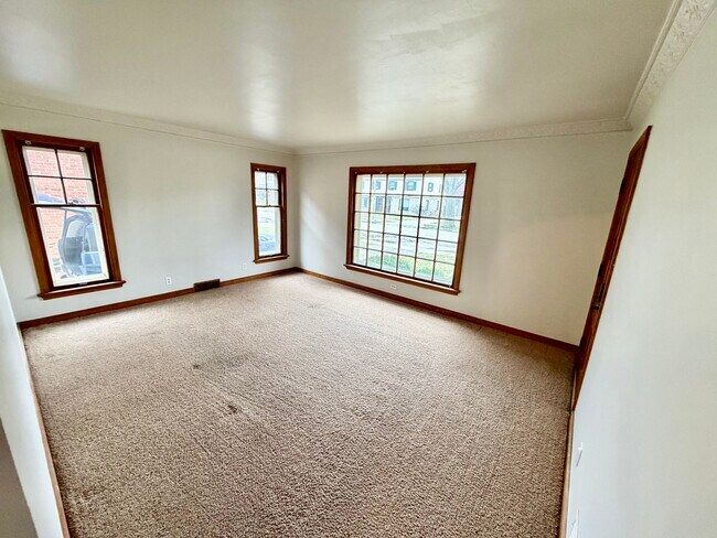 Building Photo - 2216 Lefeber Ave