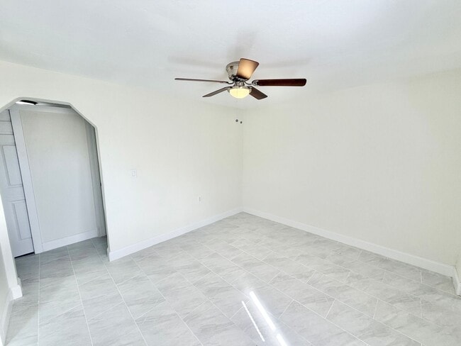 Building Photo - 618 6th Ave