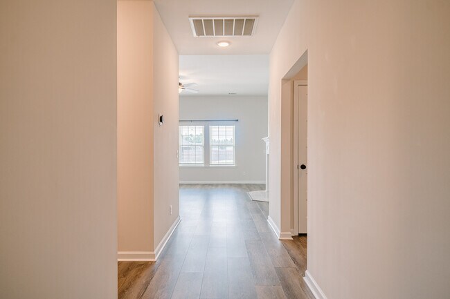Foto del edificio - 215 Deerfield Dr NE