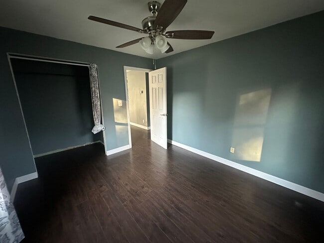 Building Photo - Renovated 2 Bed 1 Bath