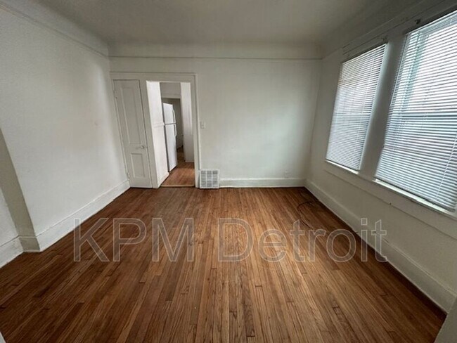 Building Photo - 9919 Woodside St