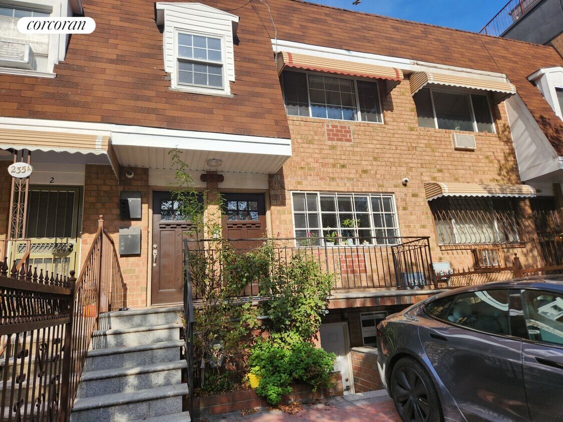 Primary Photo - 237 Scholes St
