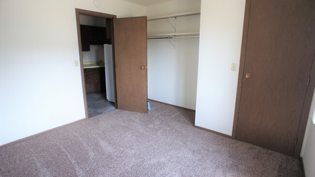 Building Photo - 1 Bedroom Lower Apartment Available May 1st!