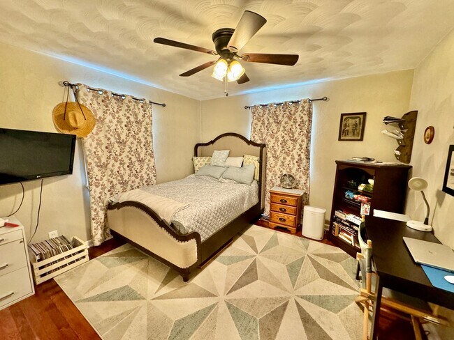 Building Photo - BEAUTIFUL HOME CLOSE TO AIRPORT AND MILITARY BASE.