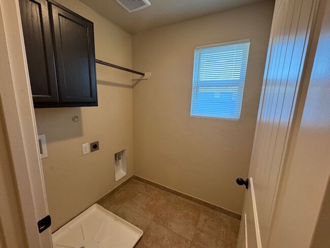 Building Photo - Super Nice! This Lovely 3 Bedroom 2 Bath T...