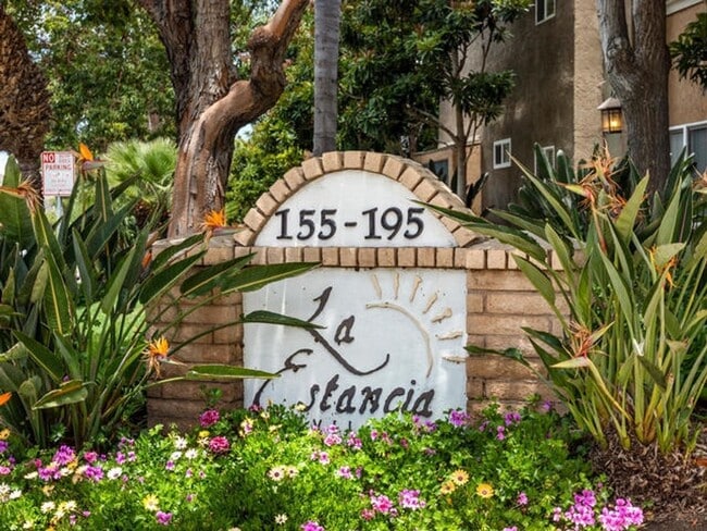 Building Photo - Beautiful Upper Level Condominium Home