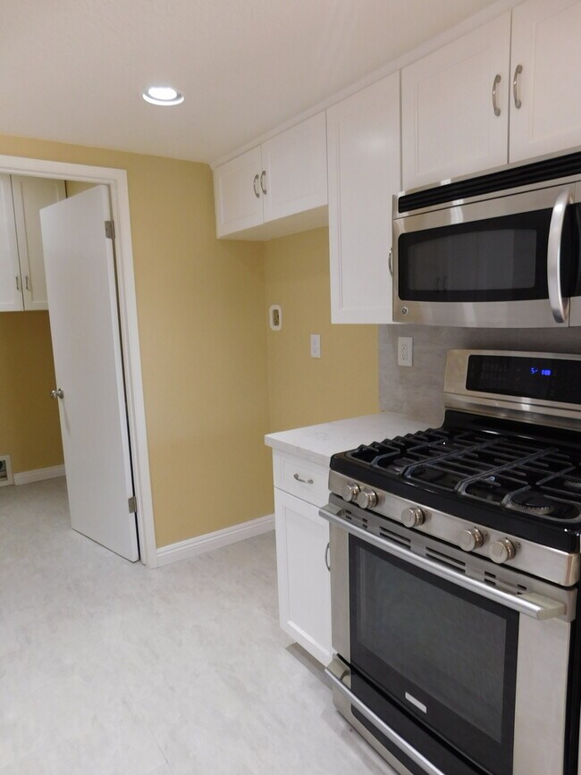 Building Photo - FULLY UPGRADED 2 Bedroom + 1.5 Bath Condo ...