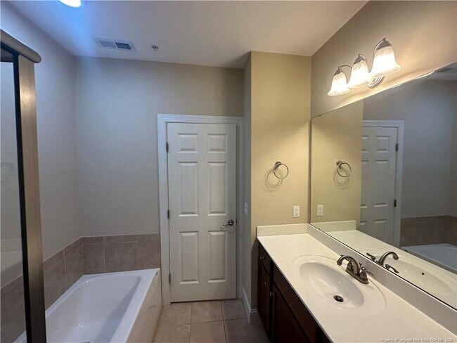 Foto del edificio - 330 Gallery Dr