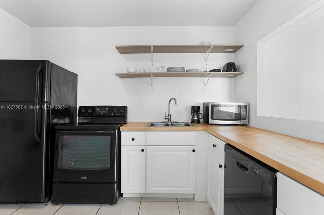 Foto del edificio - 9440 W Bay Harbor Dr