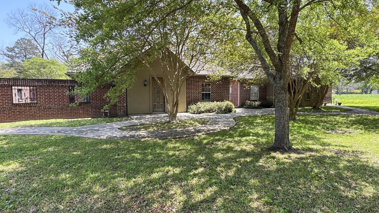 Primary Photo - 1604 N McGuire Ave