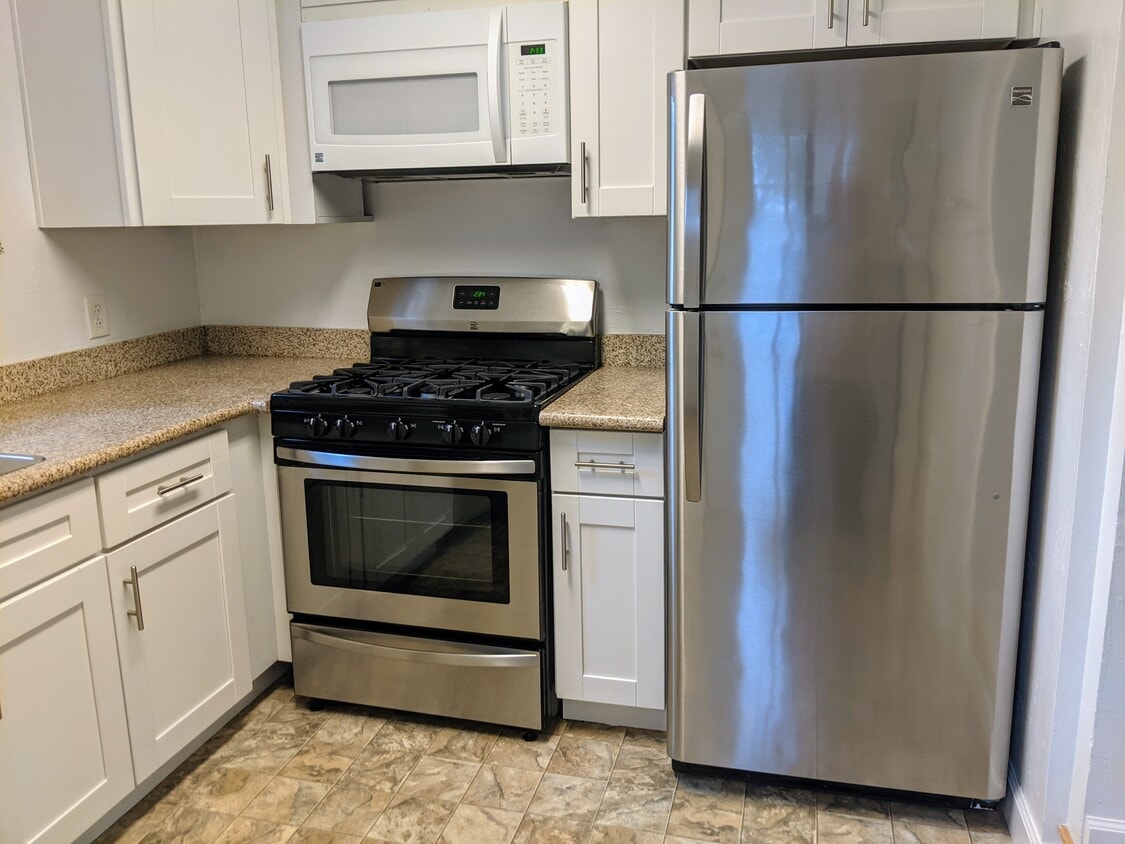 Building Photo - 16403 Kennedy Rd