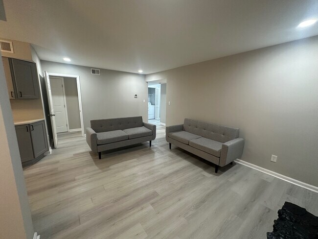 Foto del edificio - Room in Condo on Roberts Dr