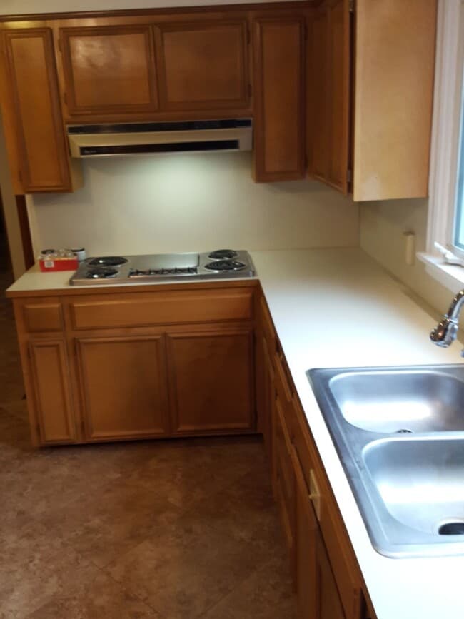 Building Photo - University Place 2bd 2bth, with bonus/office, $2,995 includes yard care and utilities other than ...