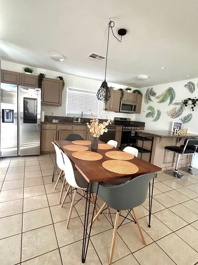 Building Photo - Furnished 3 Bedroom 2 Bathroom Home