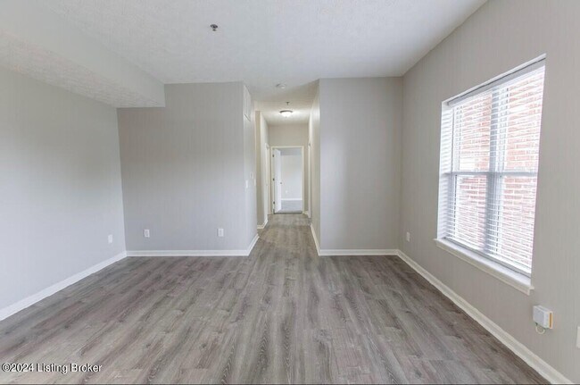 Foto del edificio - 608 E Spring St