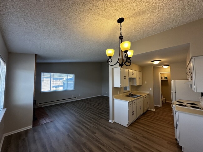 Building Photo - Beautiful Top Floor Condo with Great Views!