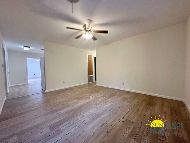 Foto del edificio - Unique 4 Bedroom Home Near Ferry Park