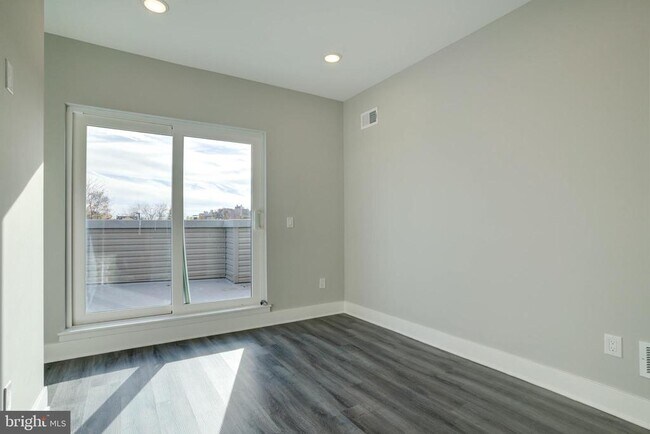 Foto del edificio - 5233 Chancellor St