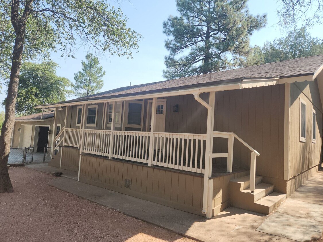 Foto principal - Updated 2 bed + bonus room / 2 bath home