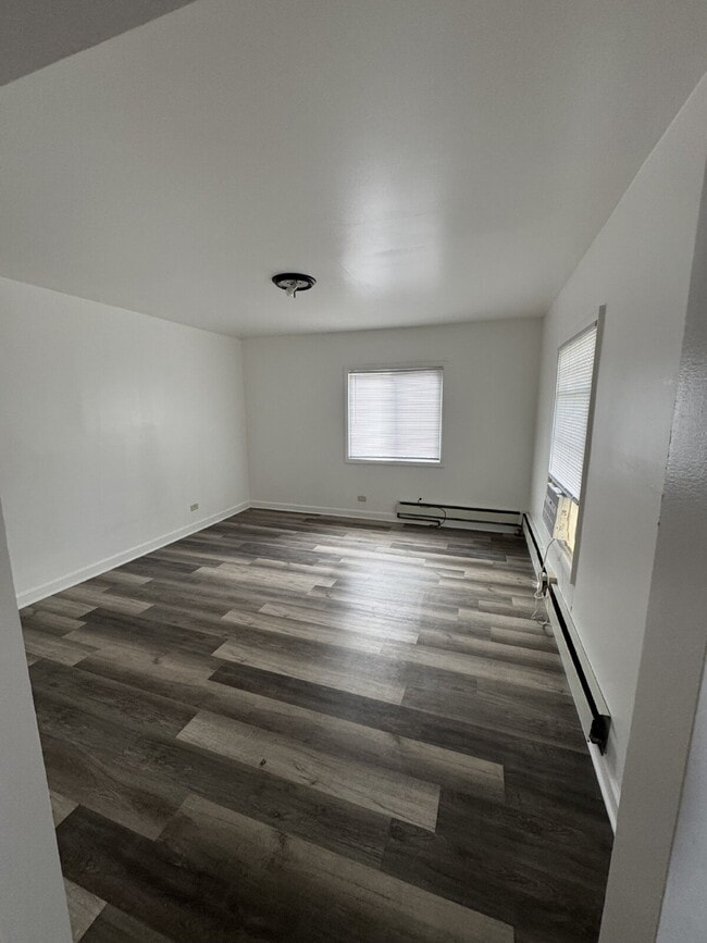 Foto del edificio - Spacious 2-Bedroom Apartment in Chicago Heights with Parking & Private Entrances