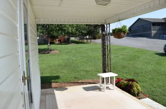 Building Photo - Charming, Partially Furnished Cottage-Style Home Near Catawba Hospital – Available Now!