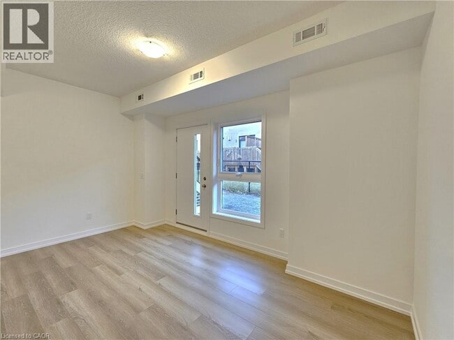 Photo du bâtiment - 70 Kenesky Dr