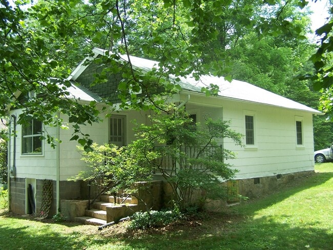 Foto del edificio - 1 Bedroom/1 Bath House with bonus office space on Fisher Creek in Sylva NC $1100 a month with a y...