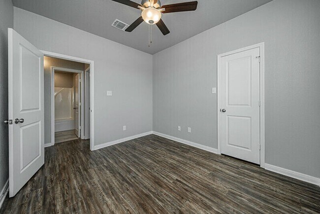 Foto del edificio - 1362 Kingsgate Dr
