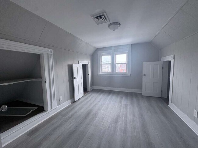 Foto del edificio - 578 Howard Ave