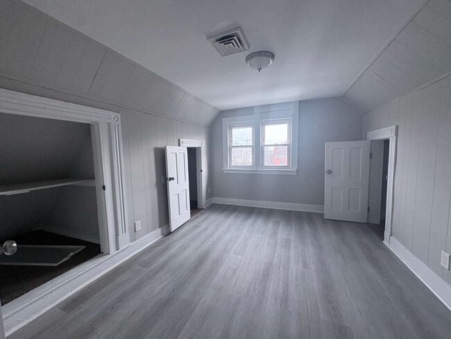 Building Photo - 578 Howard Ave