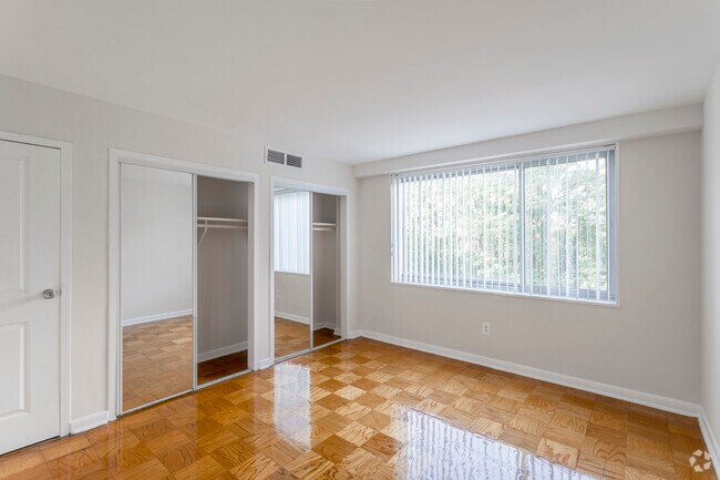 2 BR, 1 BA - 950 SF - 8600 Apartments