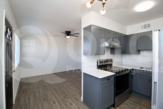 Foto del edificio - 745 W McMurray Blvd