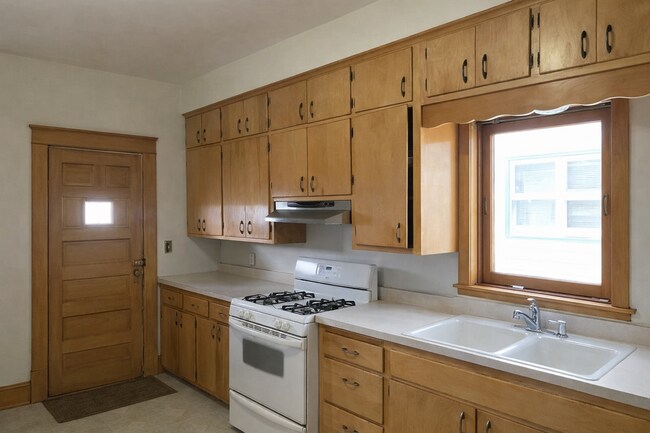 Foto del edificio - Large 6 Bedroom in Saint Paul- June 2026~ Close by Several Universities No Pet Rent Special!