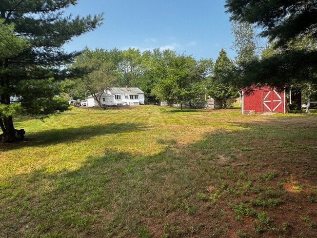Huge backyard for children or pets - 323 Matthews Rd